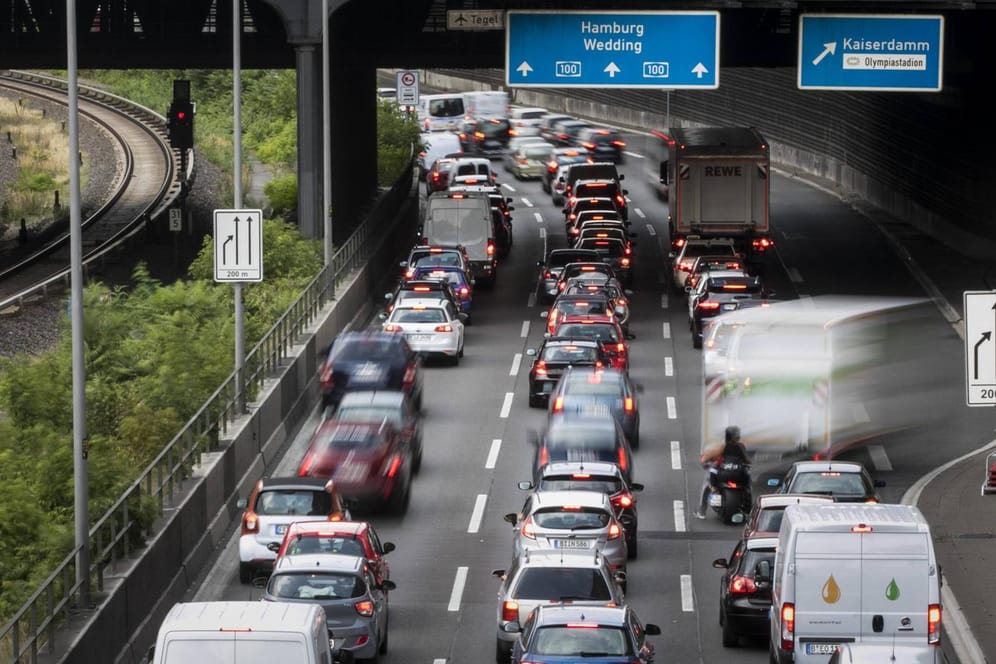 Stau auf der Autobahn 100 in Berlin: Die Mehrheit der Deutschen sieht den Diesel-Kompromiss der Regierung skeptisch.
