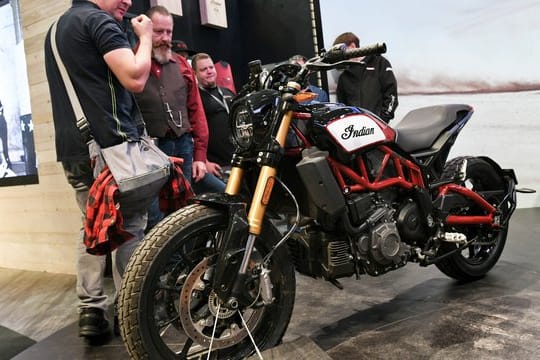 In den USA sind Flachbahnrennen zum Beispiel auf Sand für Motorräder beliebt - Indian hat jetzt eine entsprechende Maschine für die Straße adaptiert und zeigt auf der Intermot die FTR 1200.