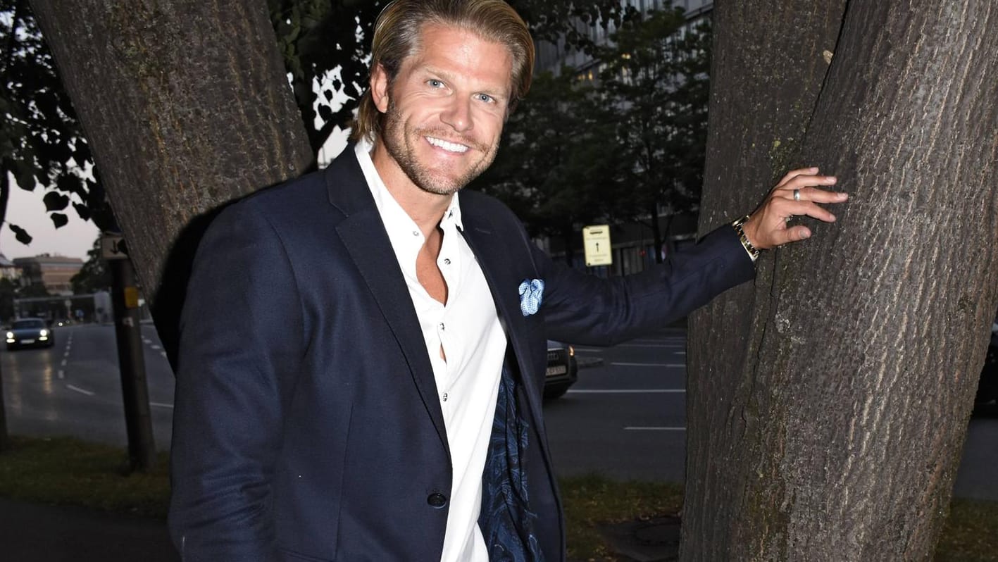 Paul Janke: Er tauscht "Bachelor"-Kluft gegen Stripper-Fliege. Paul Janke: Er tauscht "Bachelor"-Kluft gegen Stripper-Fliege.