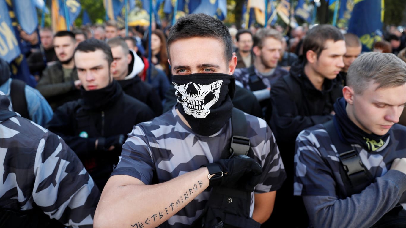 Ukrainische Nationalisten in Kiew: Armee-Angehörige sollen in Zukunft einen umstrittenen Gruß aus dem Zweiten Weltkrieg.