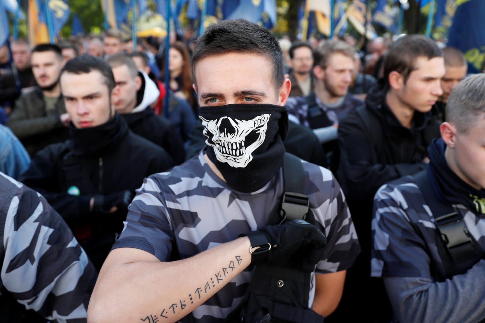 Ukrainische Nationalisten in Kiew: Armee-Angehörige sollen in Zukunft einen umstrittenen Gruß aus dem Zweiten Weltkrieg.