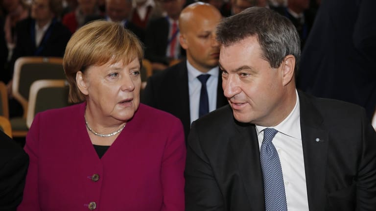 Kanzlerin Angela Merkel und Markus Söder: Die schlechten Umfragewerte der CSU gehen auf das Konto von Berlin, so der bayerische Ministerpräsident.