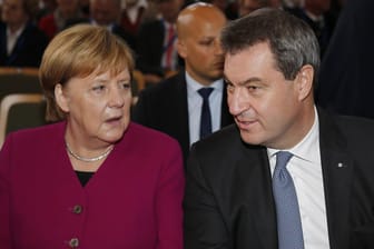 Kanzlerin Angela Merkel und Markus Söder: Die schlechten Umfragewerte der CSU gehen auf das Konto von Berlin, so der bayerische Ministerpräsident.