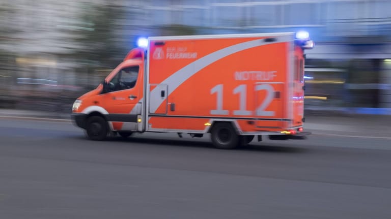 Rettungswagen im Einsatz: Der tödliche Unfall ereignete sich in Bernau nördlich von Berlin.