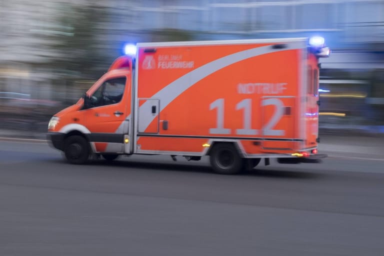 Rettungswagen im Einsatz: Der tödliche Unfall ereignete sich in Bernau nördlich von Berlin.