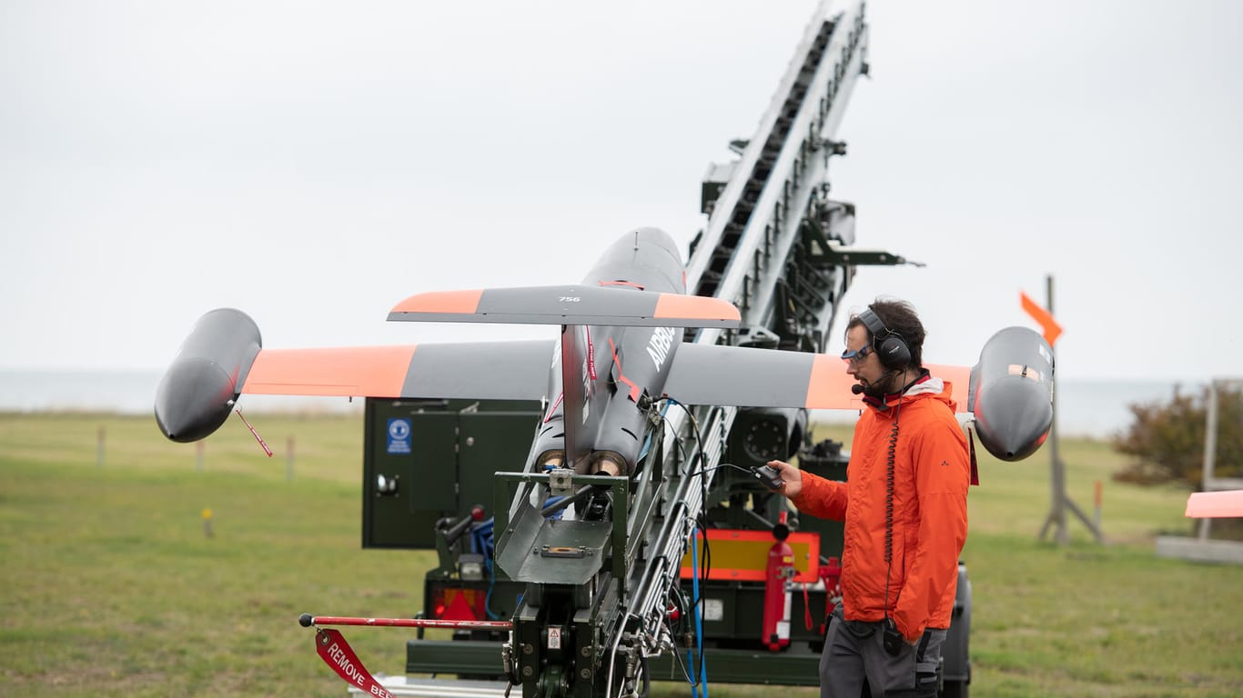Eine Drohne wird für einen Start vorbereitet: Fünf Drohnen sind bei dem Test in einem Formationsflug unterwegs gewesen.