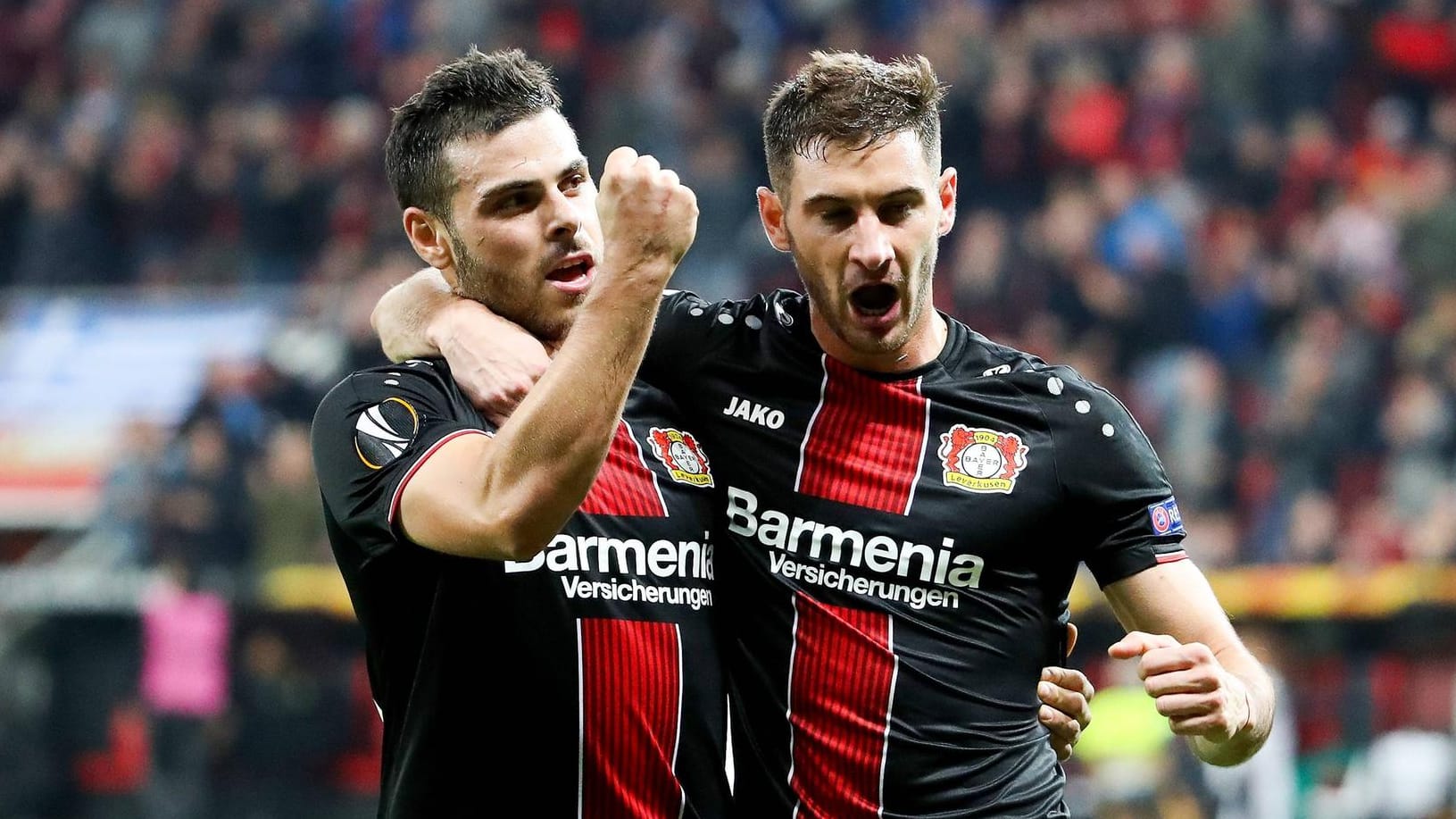 Doppelpack vom Bayern-Stürmer: Lucas Alario (r.) feiert mit Kevin Volland seinen zweiten Treffer zum zwischenzeitlichen 3:1.