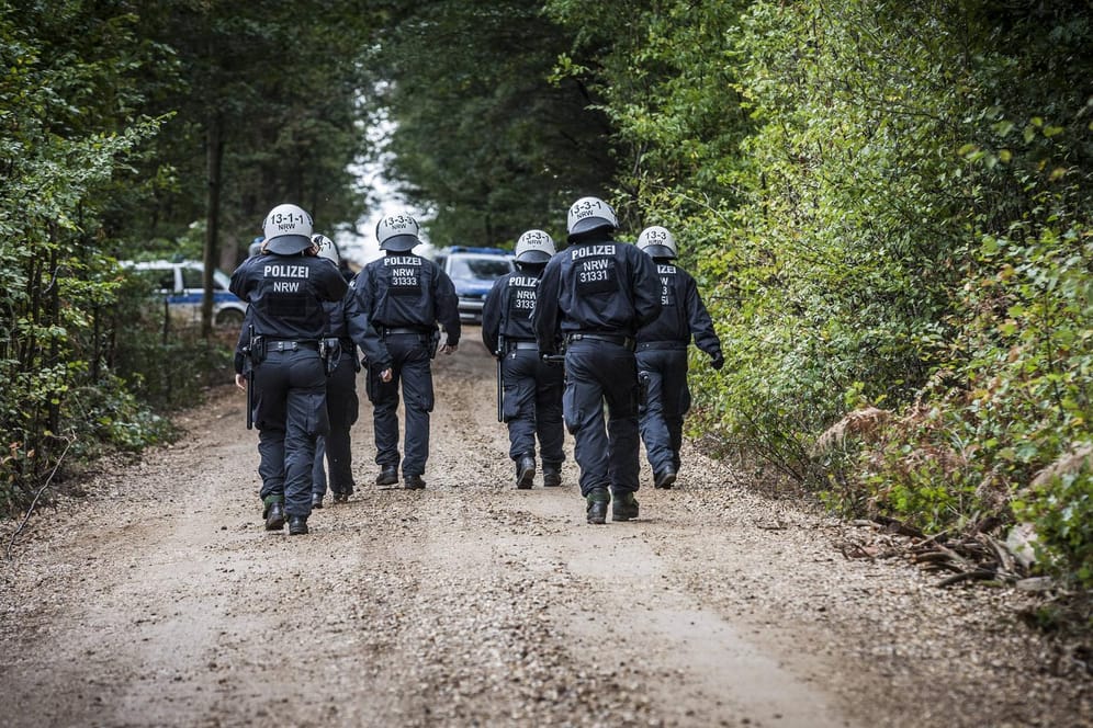 Polizisten im Hambacher Forst: Die Demo am Samstag wurde untersagt.
