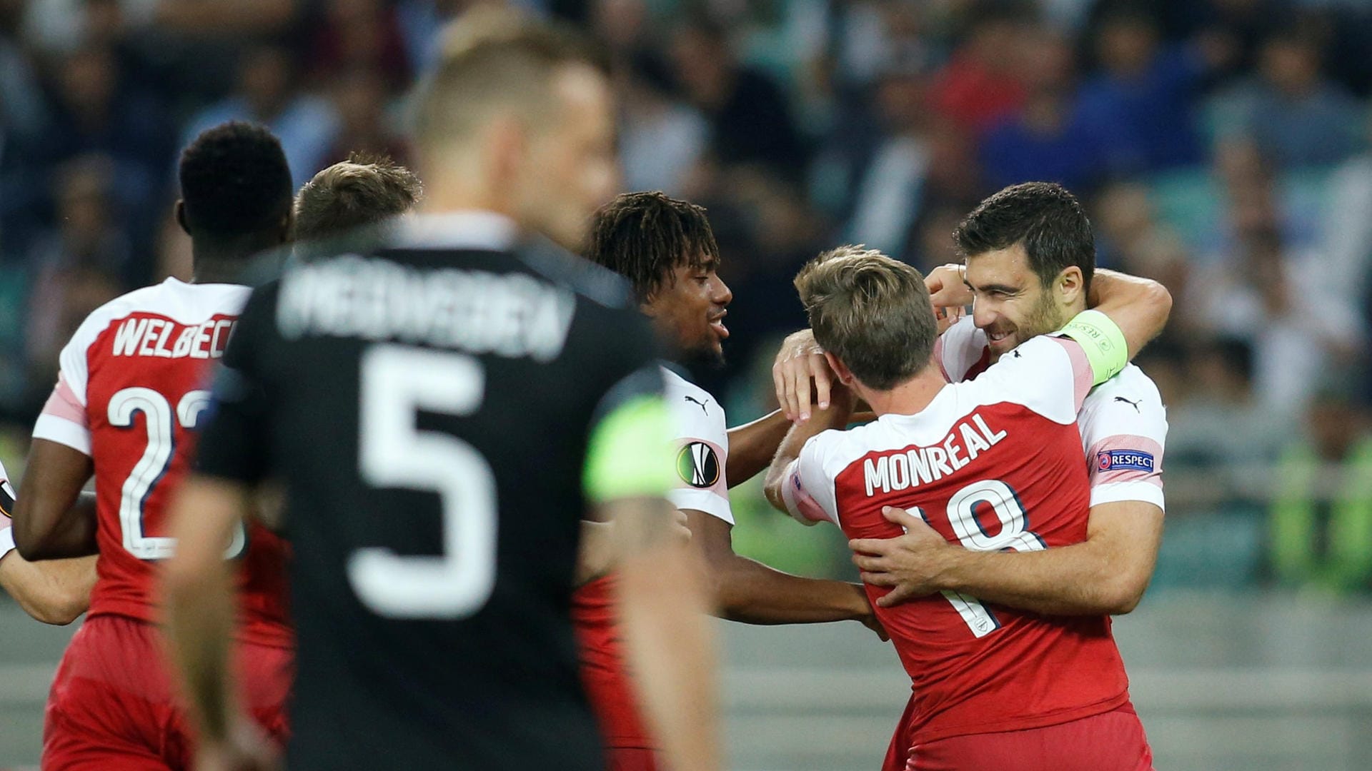 Die Arsenal-Stars jubeln mit Sokratis (r.).