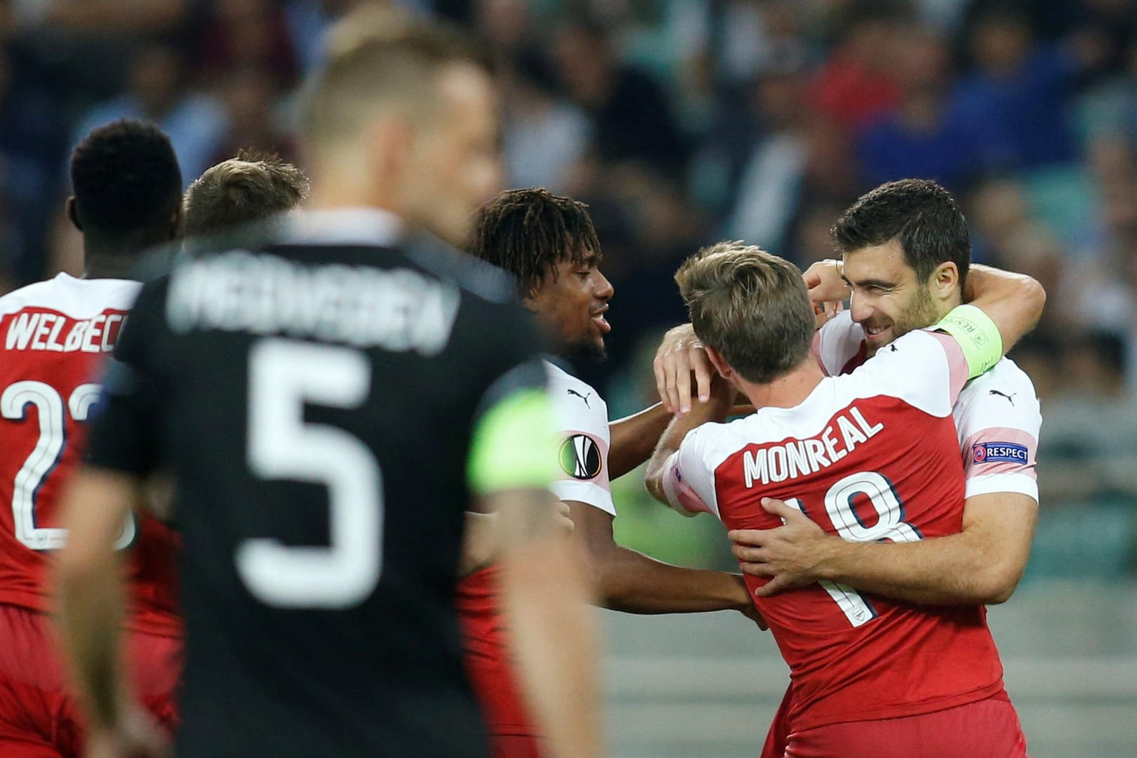 Die Arsenal-Stars jubeln mit Sokratis (r.).