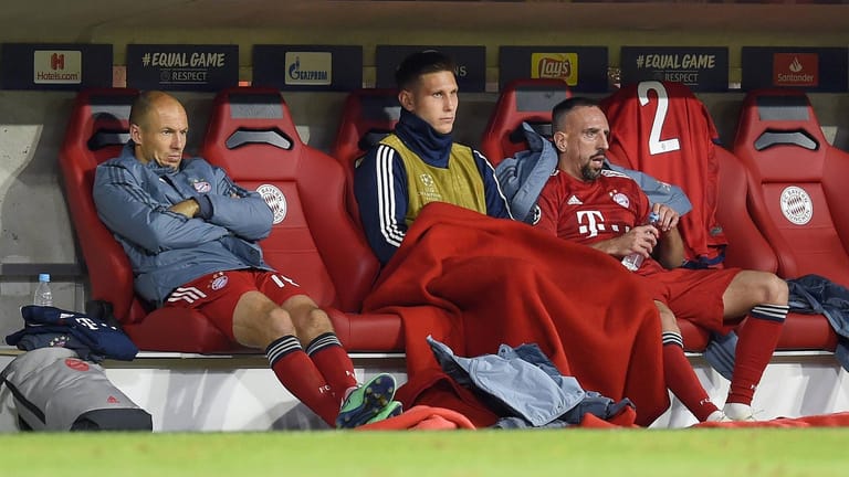 Am Ende aus dem Spiel: Robben (li.) und Ribéry (r.) neben Niklas Süle auf der Bayern-Bank im Spiel gegen Amsterdam.