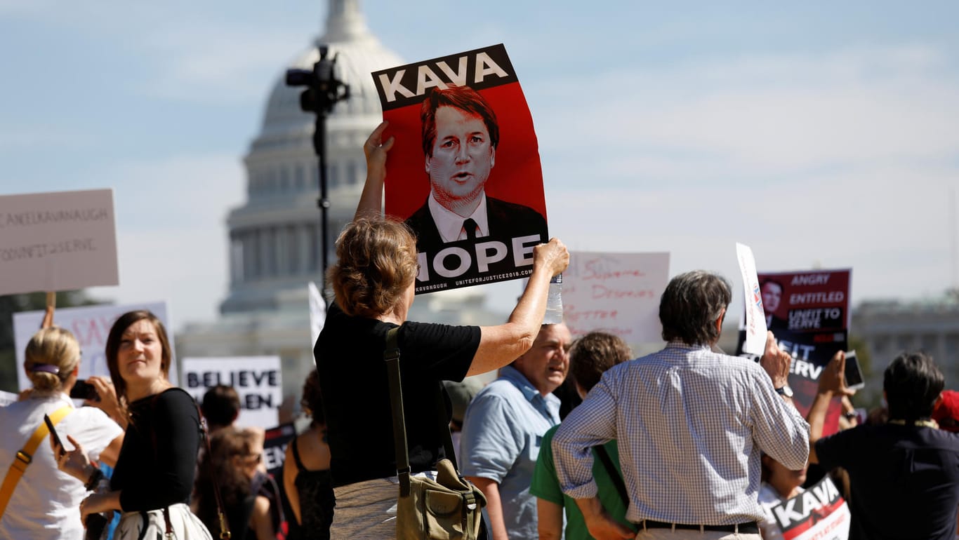 Demonstranten vor dem Kapitol in Washington: Im US-Senat stehen die entscheidenden Abstimmungen über Brett Kavanaugh bevor.