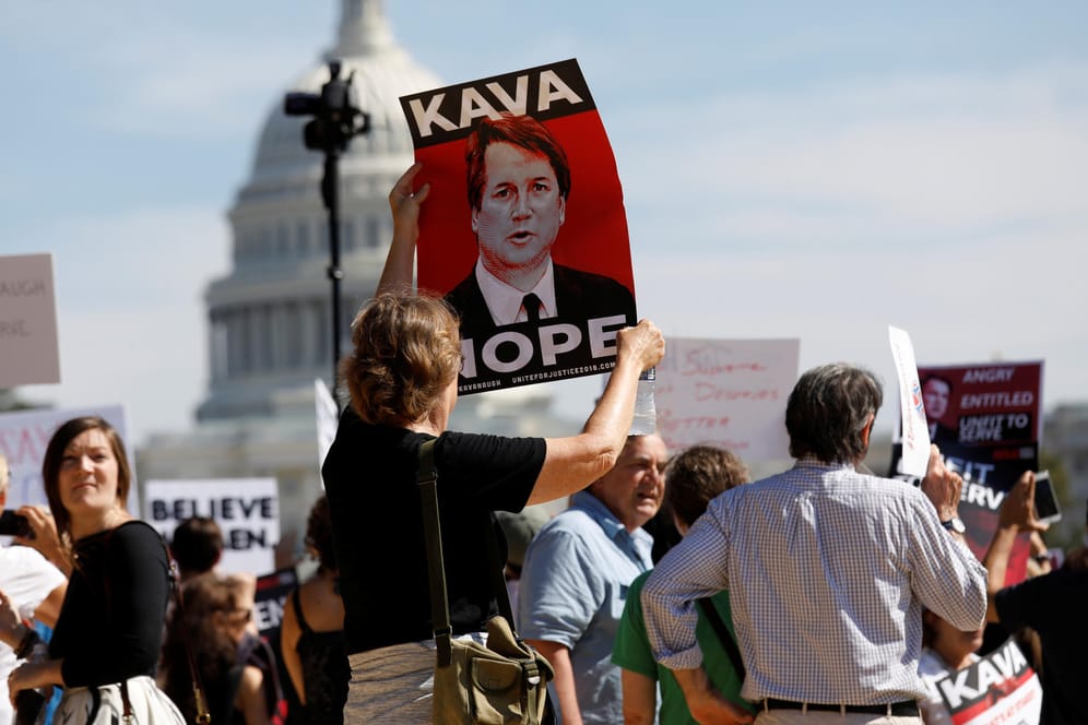 Demonstranten vor dem Kapitol in Washington: Im US-Senat stehen die entscheidenden Abstimmungen über Brett Kavanaugh bevor.