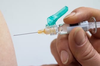 Ein Arzt impft gegen Grippe: Die Grippewelle 2017/18 war besonders heftig.