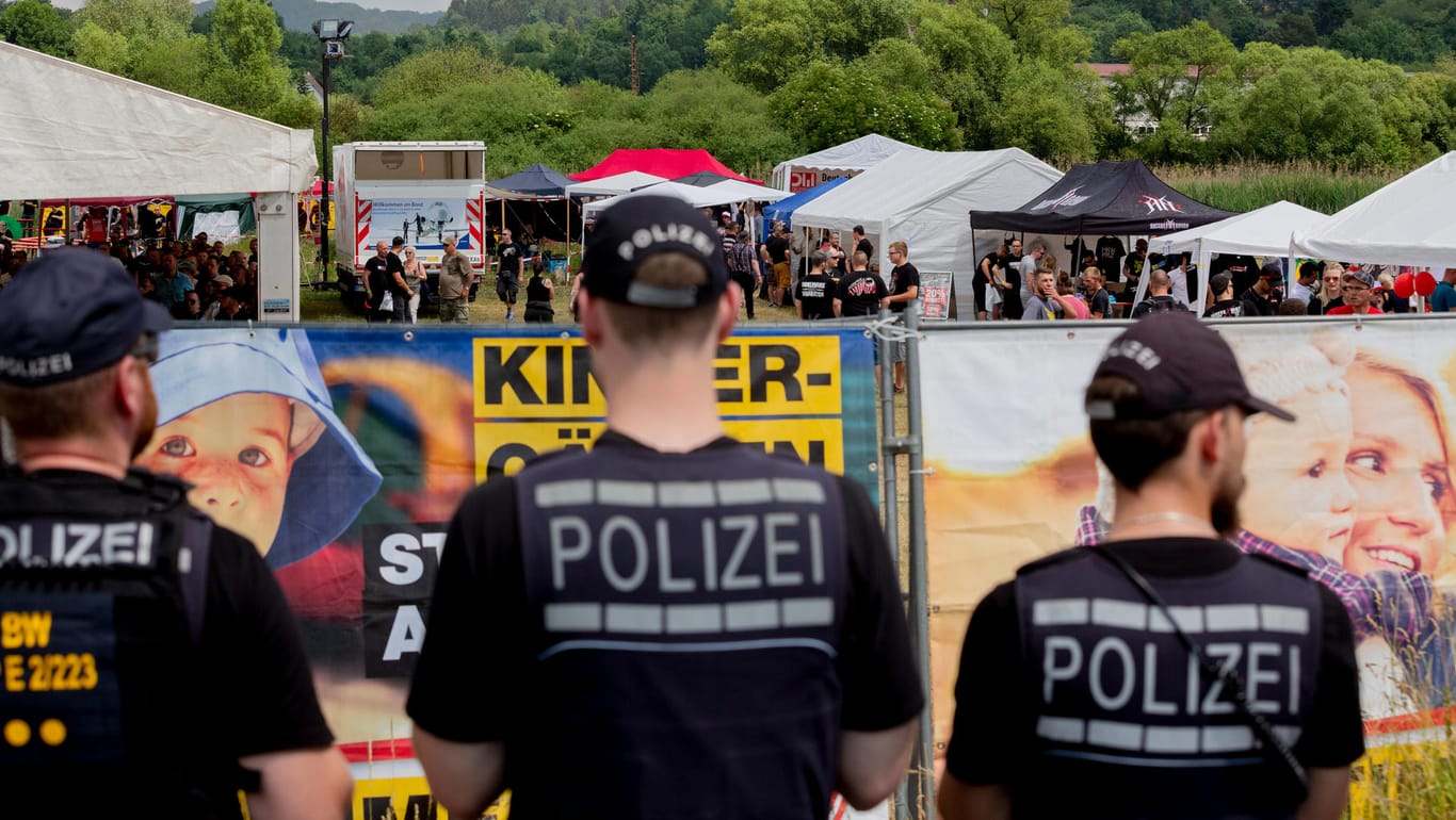 Polizisten am Rande eines Nazi-Festivals in Themar: Dort kamen im Sommer etwa 2000 Personen zur größten Veranstaltung dieser Art in Deutschland.
