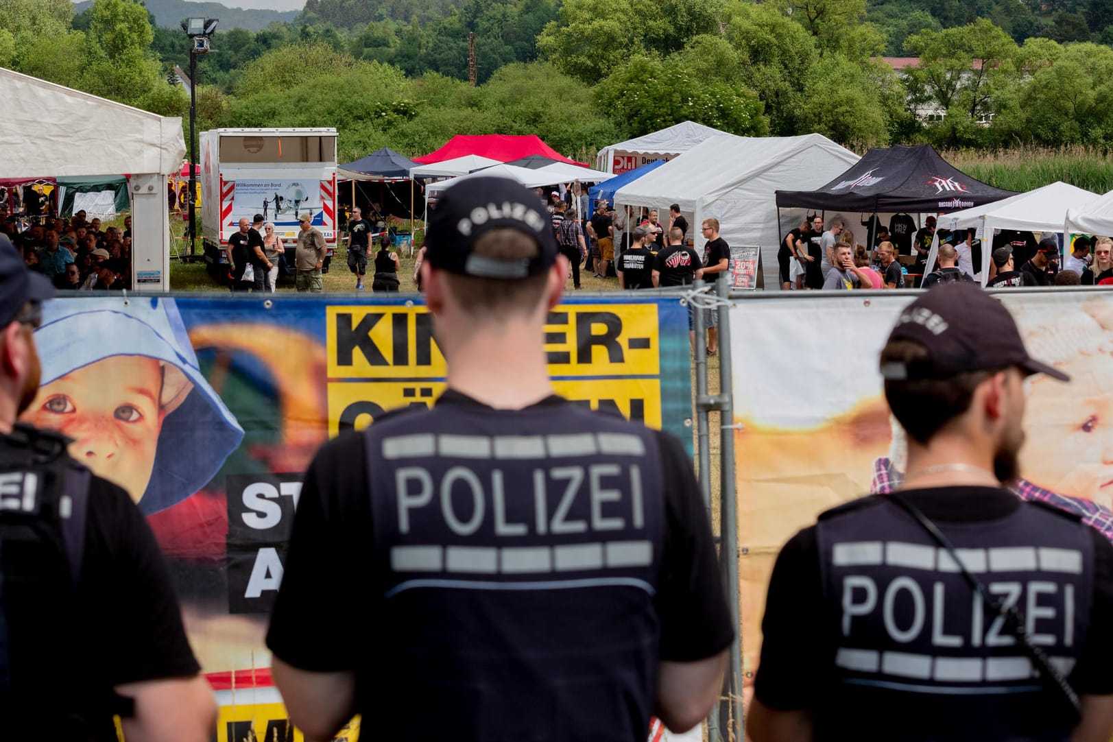 Polizisten am Rande eines Nazi-Festivals in Themar: Dort kamen im Sommer etwa 2000 Personen zur größten Veranstaltung dieser Art in Deutschland.