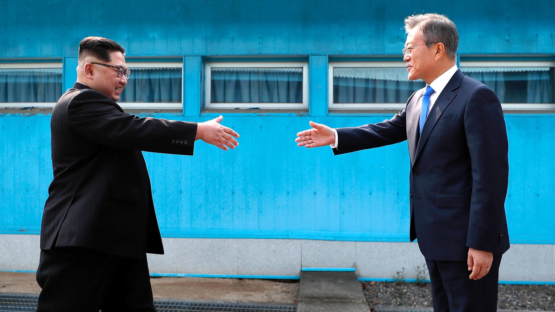 Panmunjom, Südkorea: Nordkoreas Machthaber Kim Jong Un (l). und Südkoreas Präsident Moon Jae In reichten sich an der Grenze zwischen Nord- und Südkorea die Hand.