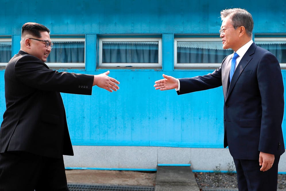 Panmunjom, Südkorea: Nordkoreas Machthaber Kim Jong Un (l). und Südkoreas Präsident Moon Jae In reichten sich an der Grenze zwischen Nord- und Südkorea die Hand.
