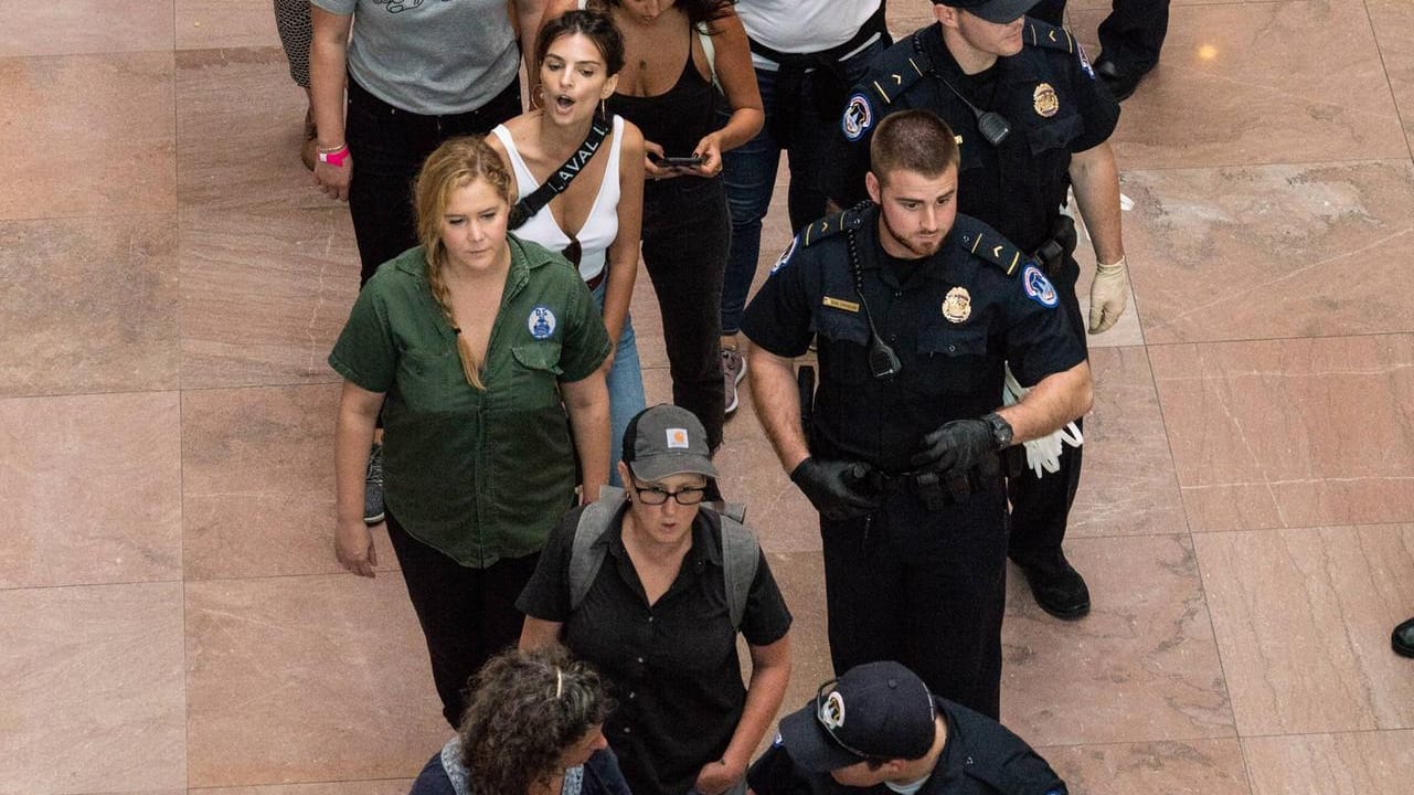 Bei den Protesten gegen Kavanaugh: Schauspielerin Amy Schumer (in Grün) und Model Emily Ratajkowski (im weißen Top) wurden von der Polizei in Gewahrsam genommen. Bei den Protesten gegen Kavanaugh: Schauspielerin Amy Schumer (in Grün) und Model Emily Ratajkowski (im weißen Top) wurden von der Polizei in Gewahrsam genommen.