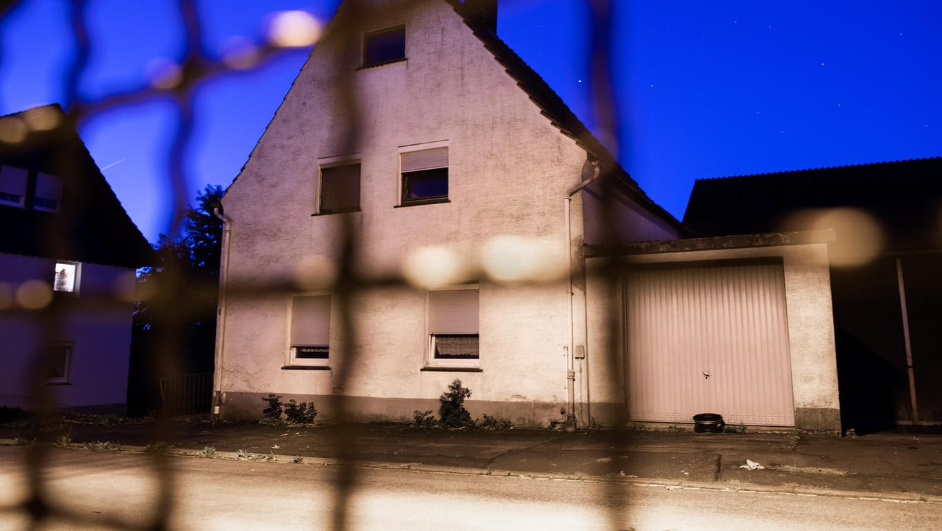 Das "Horrorhaus" im nordrhein-westfälischen Höxter: Vor vier Jahren kamen die Ermittler Wilfried Angelika W. auf die Spur.