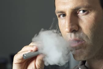 Rauch aus einer E-Zigarette: Nikotindampfer und Tabakerhitzer sollen laut WHO stärker reguliert werden.