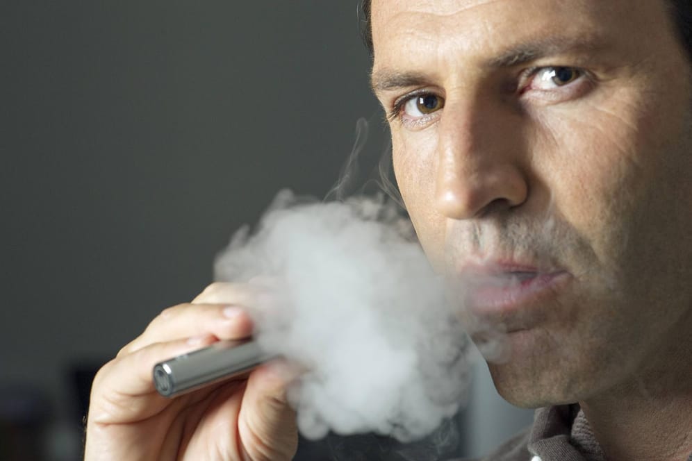 Rauch aus einer E-Zigarette: Nikotindampfer und Tabakerhitzer sollen laut WHO stärker reguliert werden.