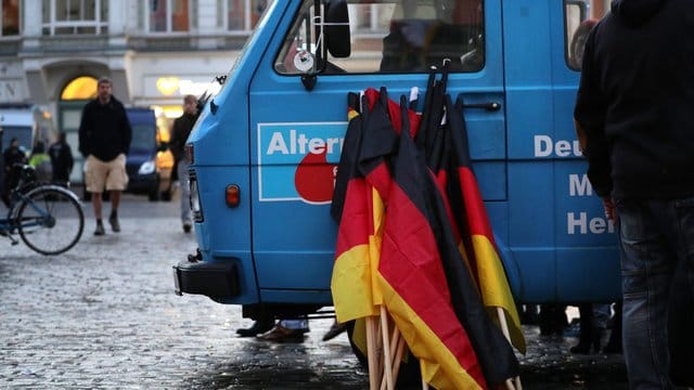 SPD-Generalsekretär Klingbeil fordert einen CDU-Beschluss, der jede Zusammenarbeit mit der AfD verbietet. SPD-Generalsekretär Klingbeil fordert einen CDU-Beschluss, der jede Zusammenarbeit mit der AfD verbietet.