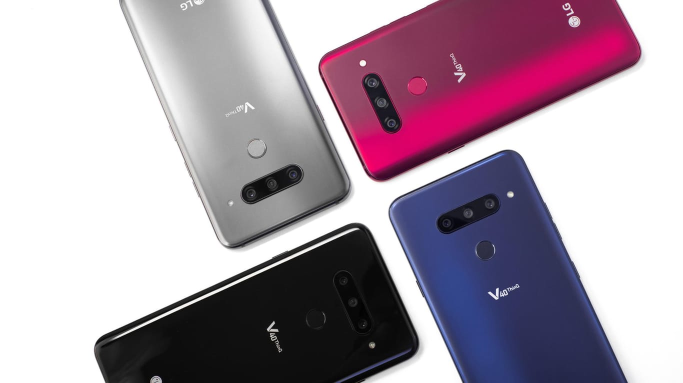 In diesen vier Farben wird das LG V40 Thinq zu haben sein. Unter der Leiste mit den drei Kameras ist der Fingerabdrucksensor zu erkennen.