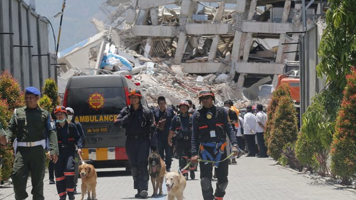 Aus den Trümmern des eingestürzten Hotels "Roa Roa" wurden am Donnerstag noch einmal acht Leichen gezogen.