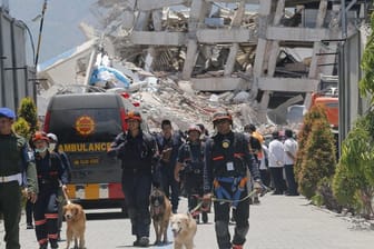 Aus den Trümmern des eingestürzten Hotels "Roa Roa" wurden am Donnerstag noch einmal acht Leichen gezogen.