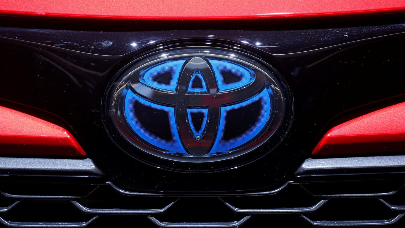 Toyota-Logo: Der Autobauer warnt vor Unfallgefahr bei Prius- und Auris-Modellen.