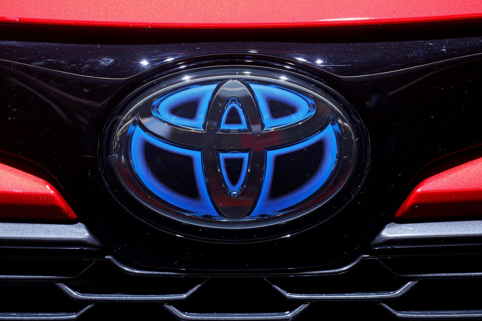 Toyota-Logo: Der Autobauer warnt vor Unfallgefahr bei Prius- und Auris-Modellen.