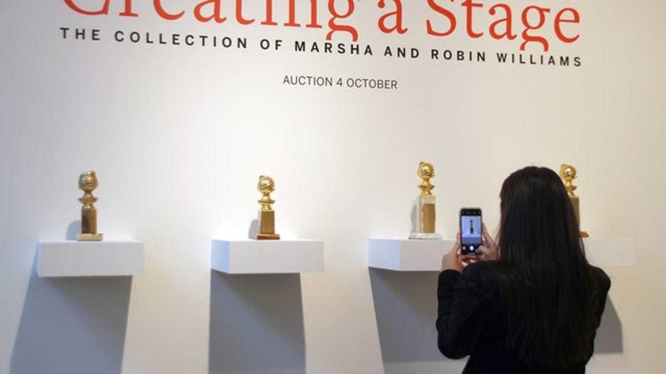 Golden Globes aus der Sammlung des Schauspielers Robin Williams im Auktionshauses Sotheby's.