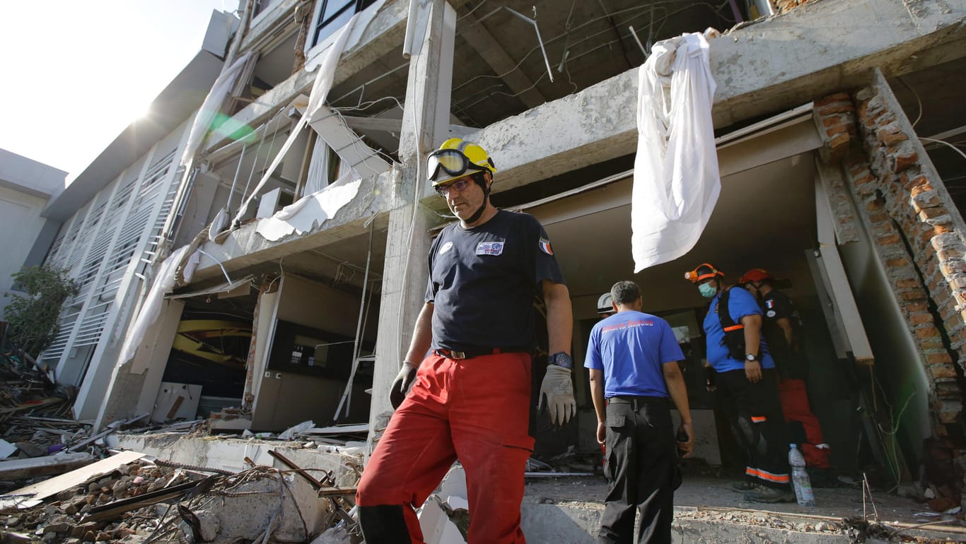 Ein französischer Katastrophenhelfer in Palu: Ene Woche nach den Erdbeben und dem Tsunami auf Sulawesi ist die internationale Hilfe angelaufen.