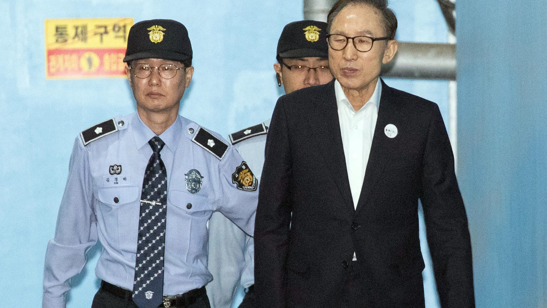 Lee Myung Bak, ehemaliger Präsident von Südkorea, kommt zum zentralen Bezirksgericht in der Hauptstadt Seoul: Ihm werden Korruption, Machtmissbrauch und Verstoß gegen die Verfassungswerte vorgeworfen. Lee Myung Bak, ehemaliger Präsident von Südkorea, kommt zum zentralen Bezirksgericht in der Hauptstadt Seoul: Ihm werden Korruption, Machtmissbrauch und Verstoß gegen die Verfassungswerte vorgeworfen.
