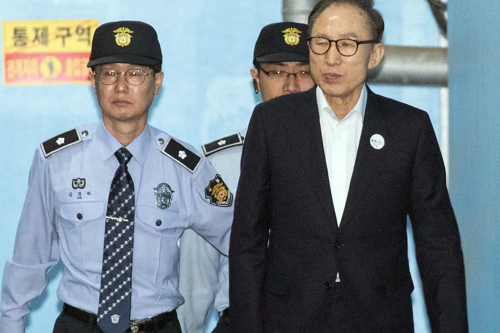Lee Myung Bak, ehemaliger Präsident von Südkorea, kommt zum zentralen Bezirksgericht in der Hauptstadt Seoul: Ihm werden Korruption, Machtmissbrauch und Verstoß gegen die Verfassungswerte vorgeworfen.