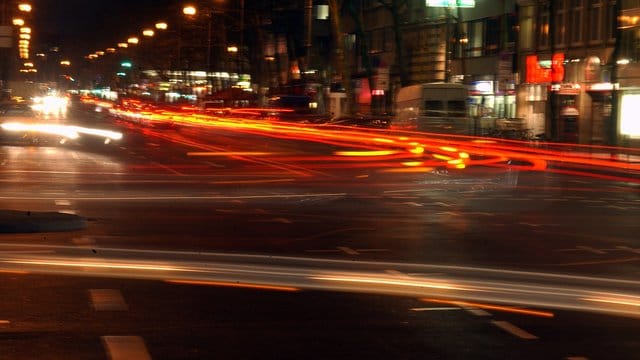 Fußgänger müssen sich immer versichern, dass die Straße frei ist, bevor sie sie überqueren. Fußgänger müssen sich immer versichern, dass die Straße frei ist, bevor sie sie überqueren.
