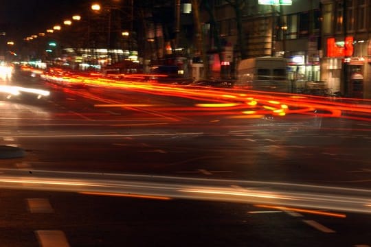 Fußgänger müssen sich immer versichern, dass die Straße frei ist, bevor sie sie überqueren.