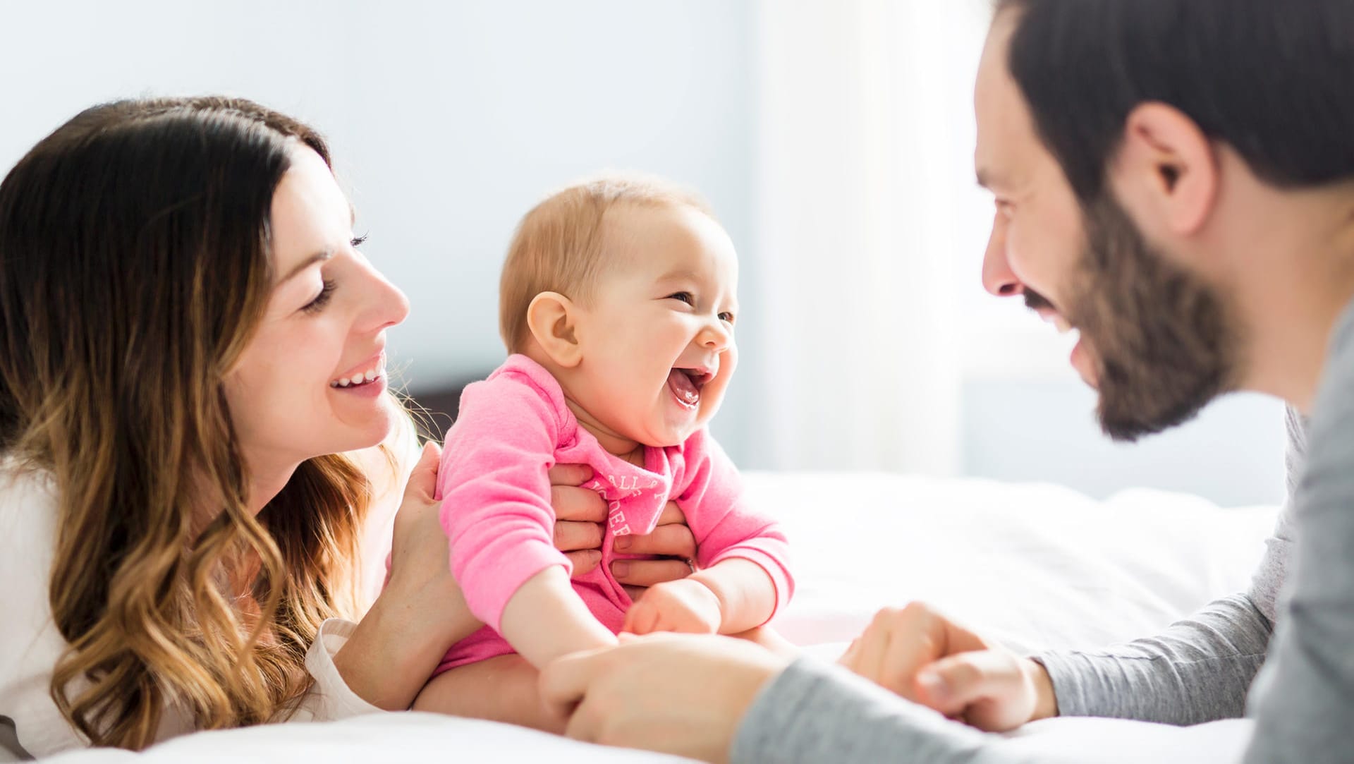 Baby mit Eltern: Kinder brauchen das Gefühl, gewollt und gewünscht zu sein.