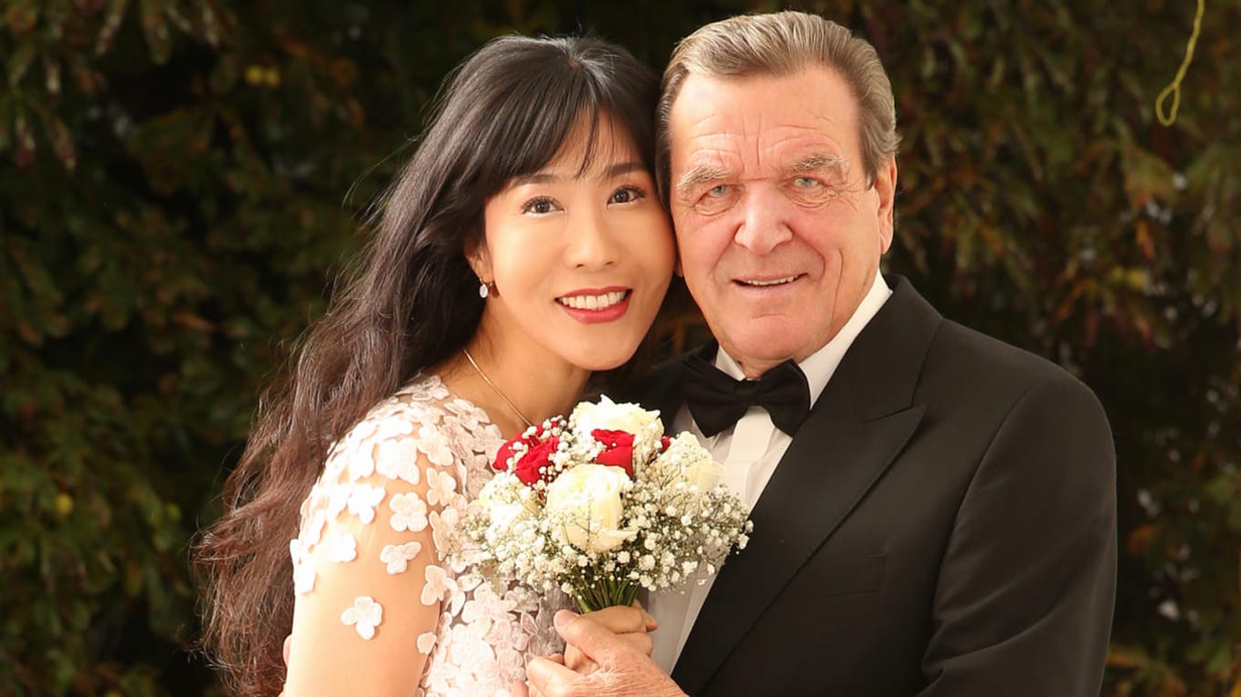 Soyeon Kim und Gerhard Schröder: Kurz vor der Hochzeitsfeier im Hotel "Adlon" wurde dieses Foto des Paares veröffentlicht.