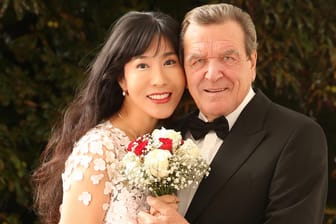 Soyeon Kim und Gerhard Schröder: Kurz vor der Hochzeitsfeier im Hotel "Adlon" wurde dieses Foto des Paares veröffentlicht.