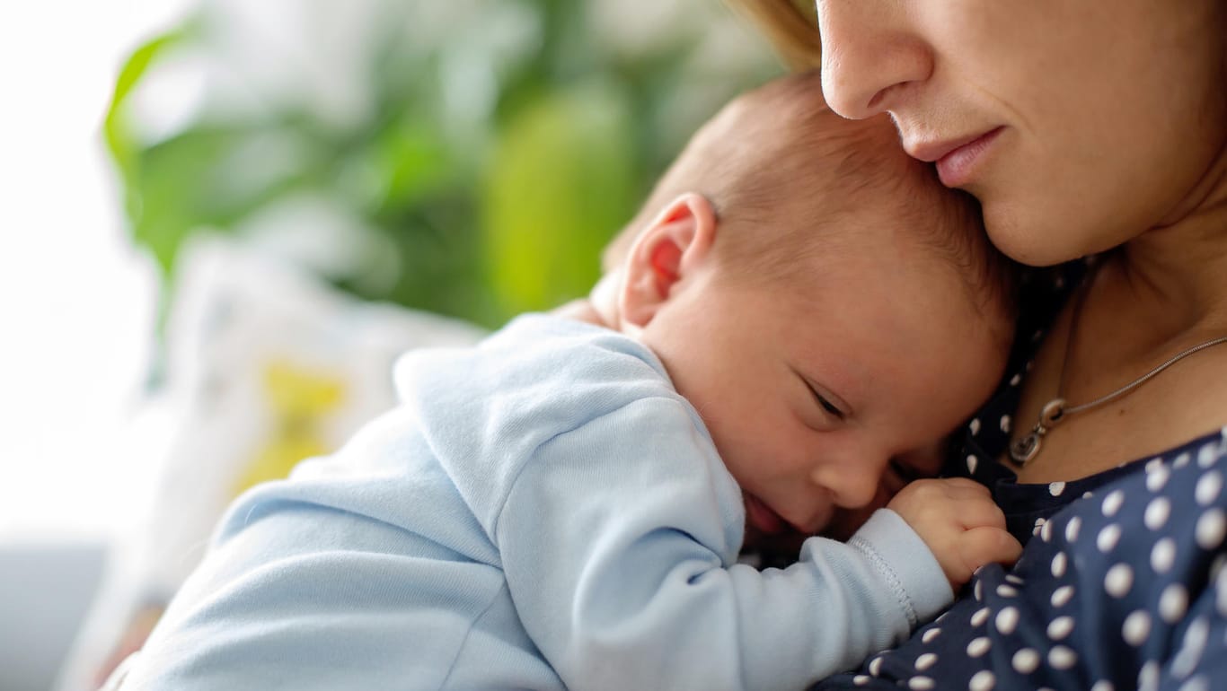 Mutter mit Baby: Nur Stillen stärkt die Bindung zwischen Mutter und Kind, heißt es oft. Das stimmt so nicht – auch Fläschchen geben, kann die Beziehung stärken.
