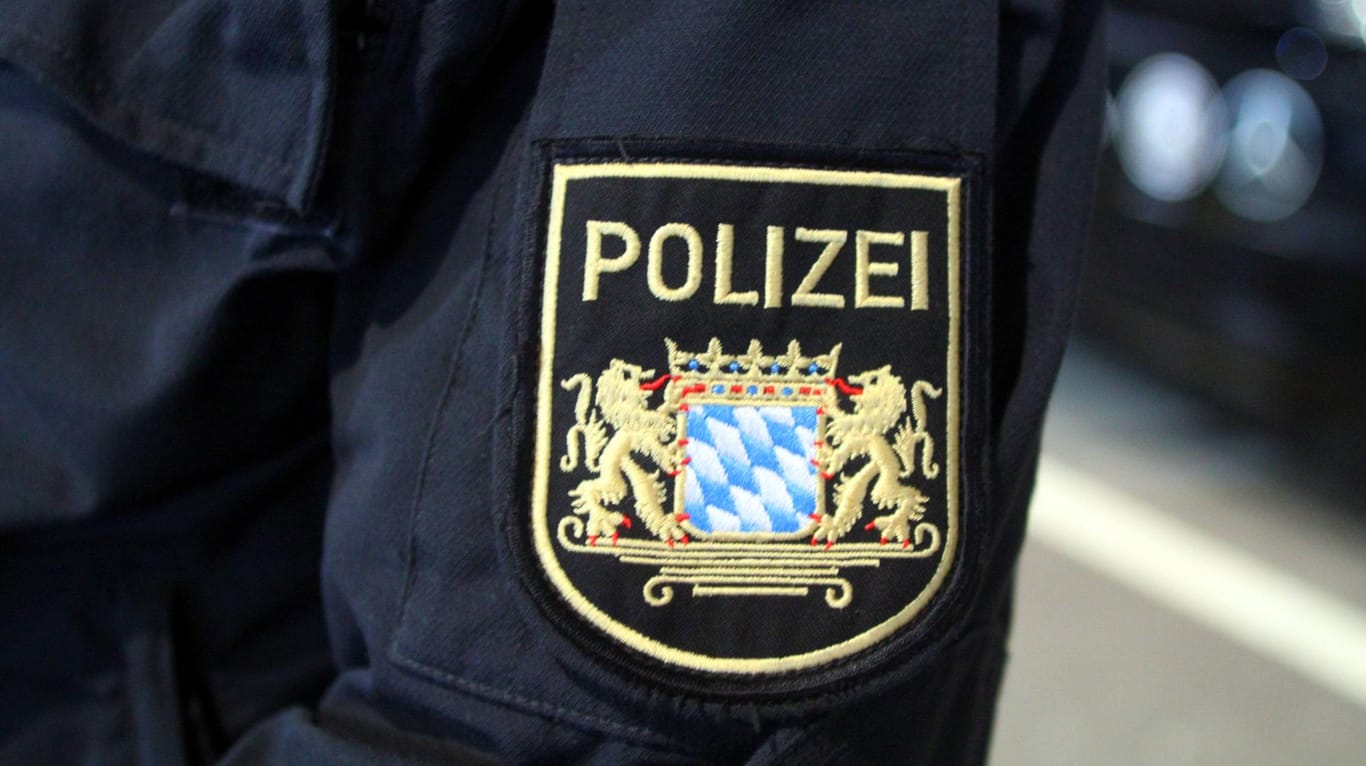 Jacke eines Polizisten mit Bayerischem Wappen: Das neue Gesetz senkt die Eingriffsschwelle bei vielen polizeilichen Befugnissen.