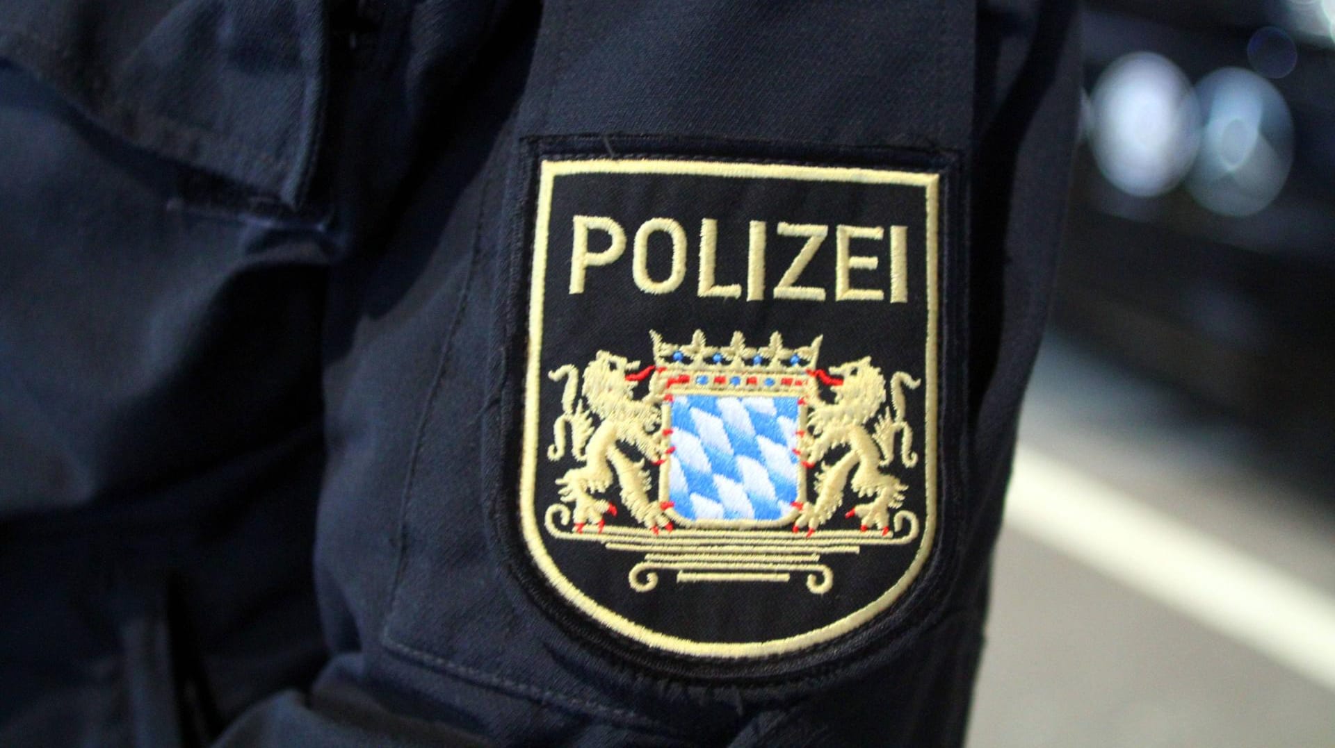 Jacke eines Polizisten mit Bayerischem Wappen: Das neue Gesetz senkt die Eingriffsschwelle bei vielen polizeilichen Befugnissen. Jacke eines Polizisten mit Bayerischem Wappen: Das neue Gesetz senkt die Eingriffsschwelle bei vielen polizeilichen Befugnissen.