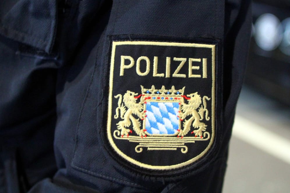 Jacke eines Polizisten mit Bayerischem Wappen: Das neue Gesetz senkt die Eingriffsschwelle bei vielen polizeilichen Befugnissen.