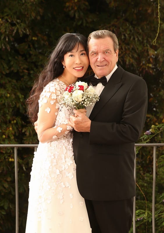 Frisch verheiratet: Soyeon Kim und Gerhard Schröder.