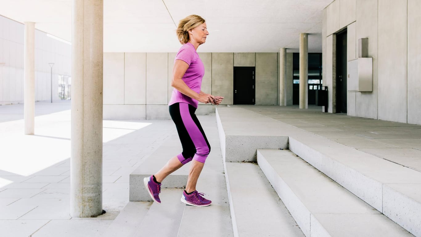 Im Alter Sport betreiben: Aktivitäten wie Treppensteigen stärken die Knochen.