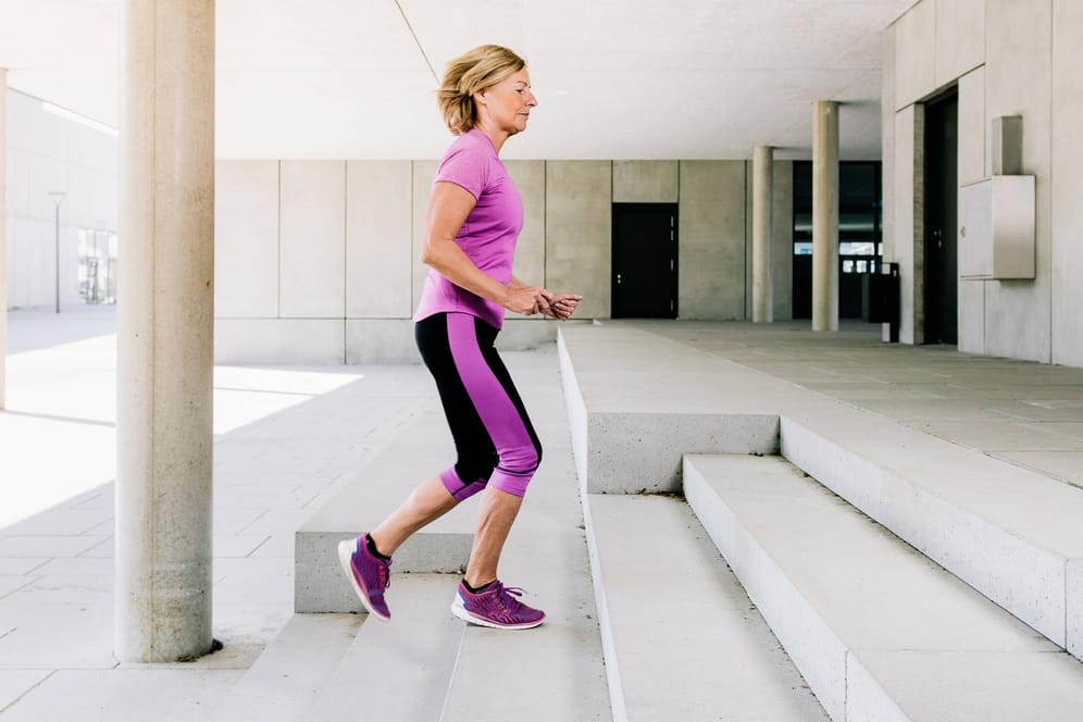 Im Alter Sport betreiben: Aktivitäten wie Treppensteigen stärken die Knochen.
