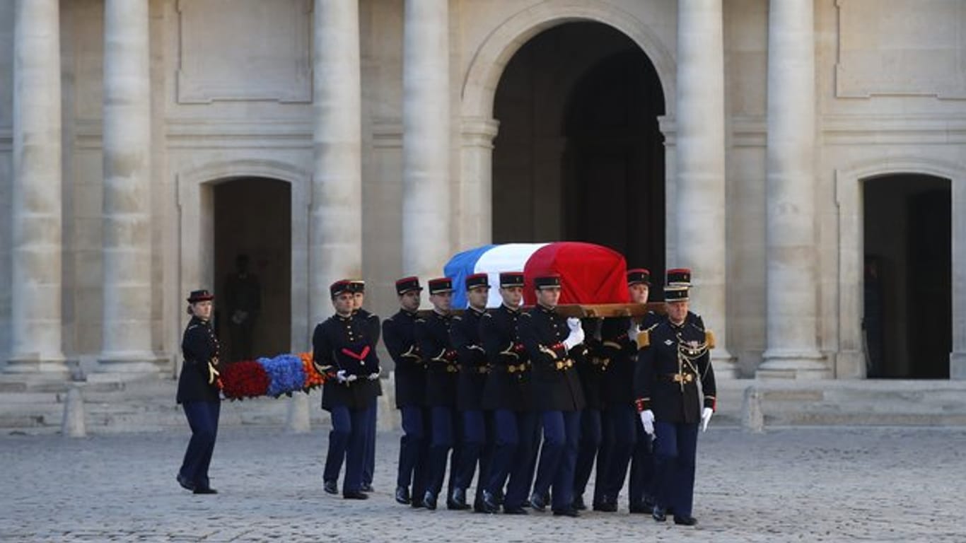 Soldaten tragen den Sarg von Charles Aznavour.