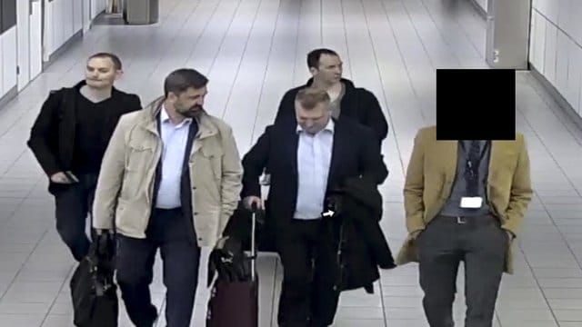Aufgeflogen, ausgeflogen: Die ausgewiesenen russischen Spione auf dem Weg zu ihrem Flug. Aufgeflogen, ausgeflogen: Die ausgewiesenen russischen Spione auf dem Weg zu ihrem Flug.